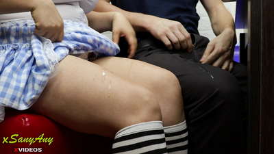 دختر دانش آموز جوانی که برای تکالیف-xsanyAny به سمت همکلاسی خود می رود